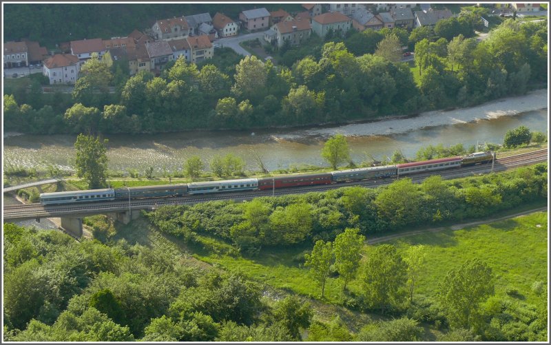 Eine 342 zieht wieder einen diesr bunten Zge, den OEC 150 Ljubliana-Wien Sdbf. unterhalb der alten Burg (Starigrad) bei Celje vorbei. (14.05.2008)