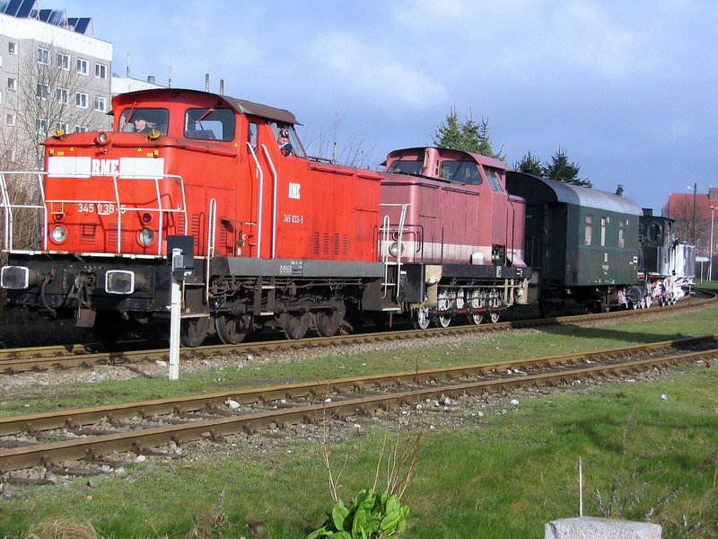 Eine 345033-5 Diesellock eine Diesellock die ich aber leider nicht ausmachen konnte unter welcher Nummer sie fuhr ein Persohnenwagen und die Dampflock mit der Nummer 896009 auf dem Weg nach Dresden nach den Filmaufnahmen im Hafen von Stralsund
