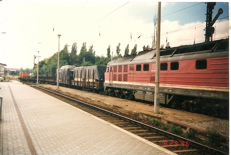 Eine 346 ist mit einem Gterzug am 29.08.1996 auf dem Weg zum Sassnitzer Hafen.232 645 fhrt als Bremslok mit zum Hafen.