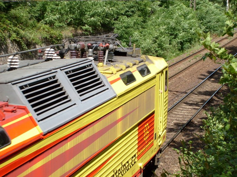 Eine 362 postovni sporitelna fhrt mit Schnellzug 617 Krusnohor. Ich hab zu viel zoom nuztz, aber es sieht nicht so schlecht aus, meine ich.