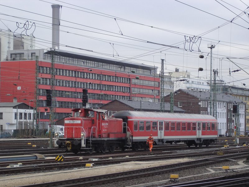 Eine 362 rangiert im Frankfurter Gleisvorfeld mit einem Nahverkehrswagen.