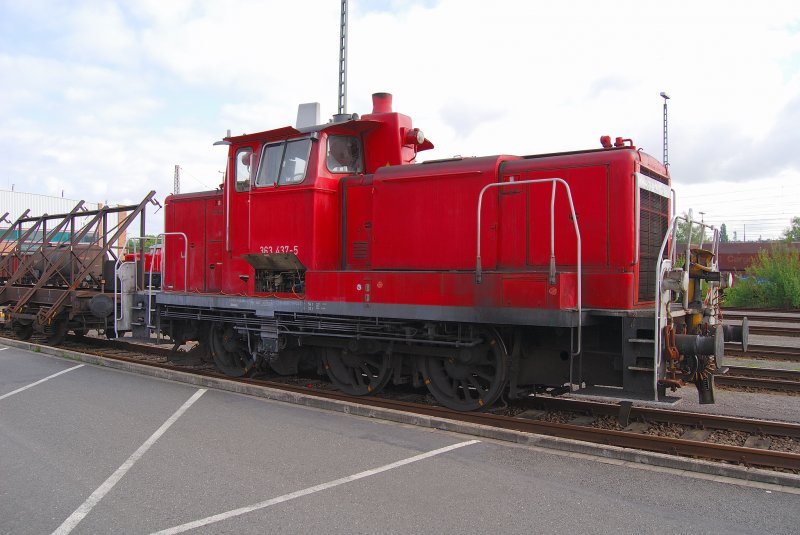 Eine 363 437-5 steht vor dem Gterwagenwerk in Hagen-Eckesey. Die alte Dame schob ein paar Waggons in die Werkshallen.