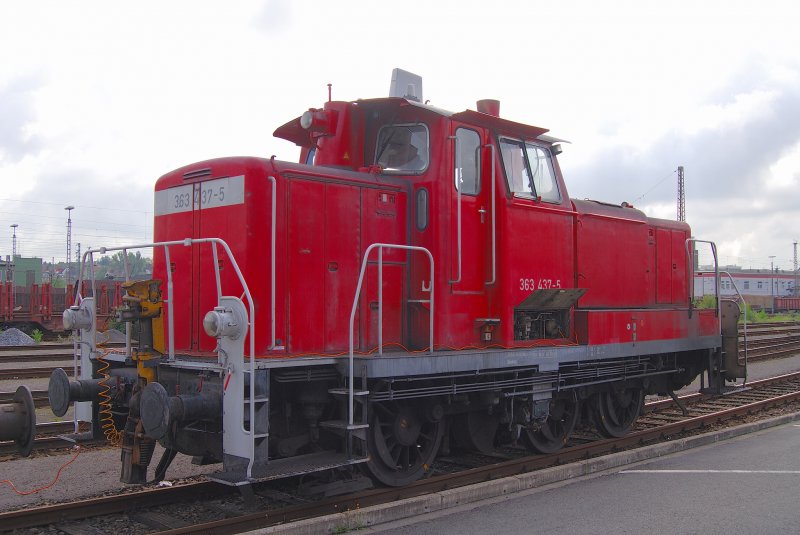 Eine 363 437-5 steht vor dem Gterwagenwerk in Hagen-Eckesey. Die alte Dame schob ein paar Waggons in die Werkshallen.
