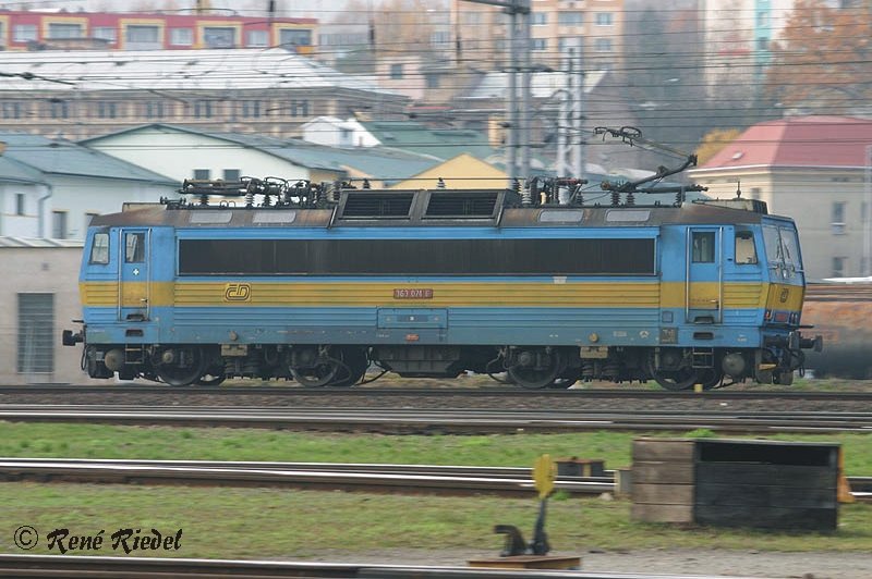 Eine 363 er (363 074-6) auf dem Weg von Decin nach Usti nad Labem am 23.11.2006.