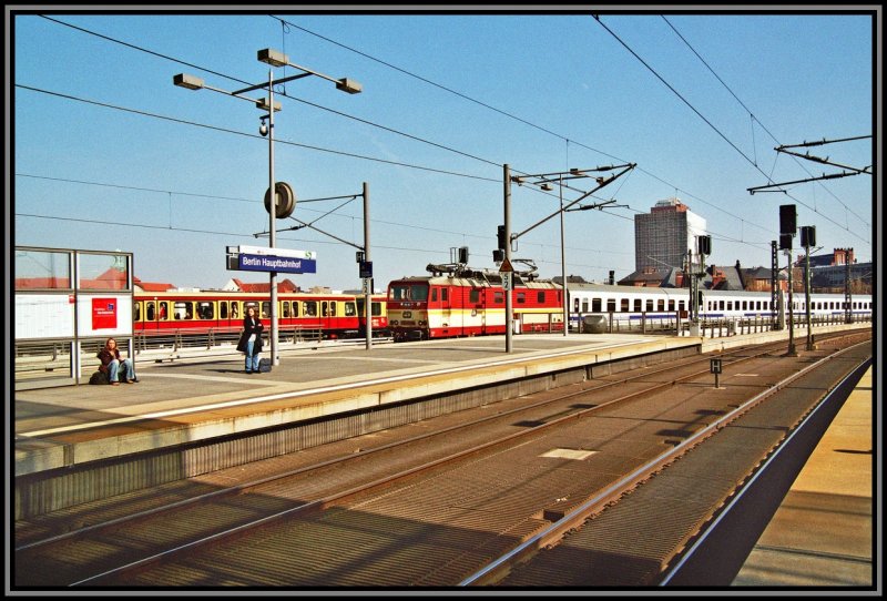 Eine 371 rollt mit dem EuroCity46  Berlin-Warszawa-Express  von Warszawa Wschodnia in den Hauptbahnhof Berlin ein.