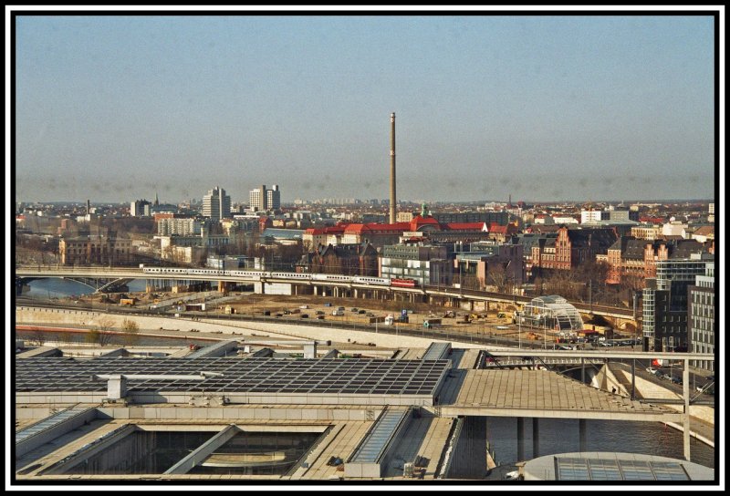 Eine 371 ist soeben mit dem EuroCity45  Berlin-Warszawa-Express  im Hauptbahnhof Berlin gestartet, und wird den Zug erst im Bahnhof Rzepin an eine PKP Lok bergeben. Aufgenommen am 27.03.2007 aus der Glaskuppel vom Reichstagsgebude.