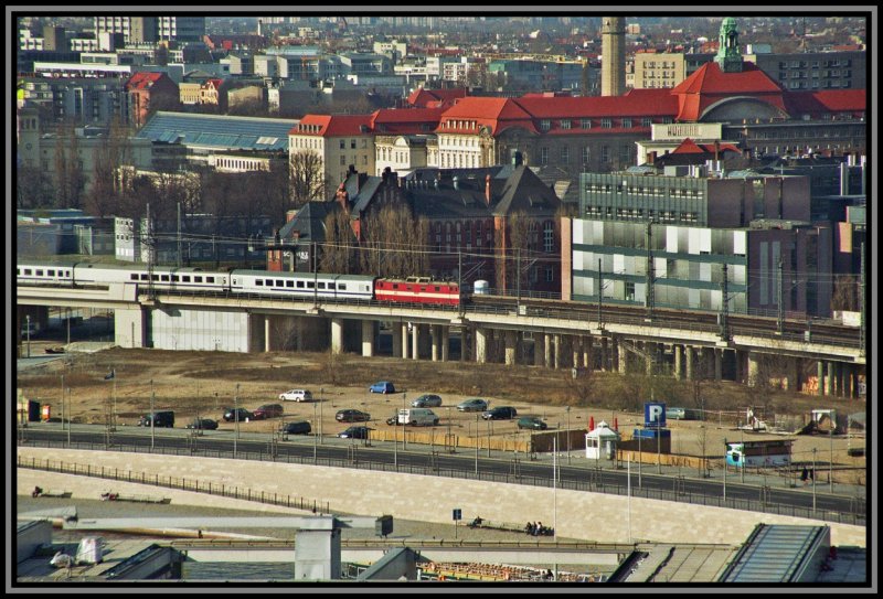 Eine 371 ist soeben mit dem EuroCity45  Berlin-Warszawa-Express  im Hauptbahnhof Berlin gestartet, und wird den Zug erst im Bahnhof Rzepin an eine PKP Lok bergeben.