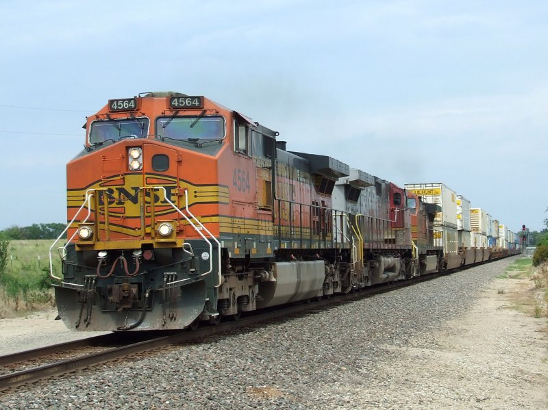 Eine 3er-Traktion Dash-9 zieht einen Containerzug zwischen Augusta und Rose Hill durch Kansas am 20.07.2009.