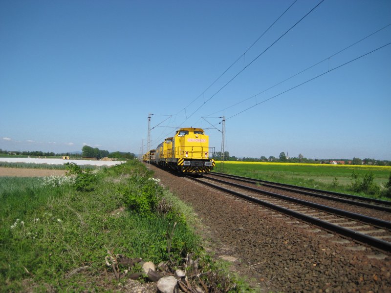 Eine 3ertraktion mit 2 mal V100 und 1 mal V200 der EBW Cargo mit  Bauzug Richtung FK