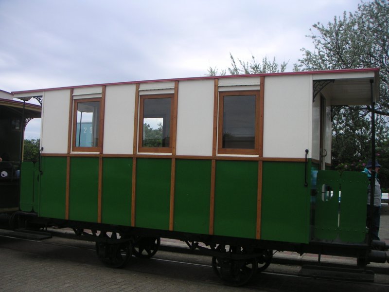 Eine der 4 Museumswagen der Borkumer KLeinbahn am 26.5.2007 im Hafenbahnhof.