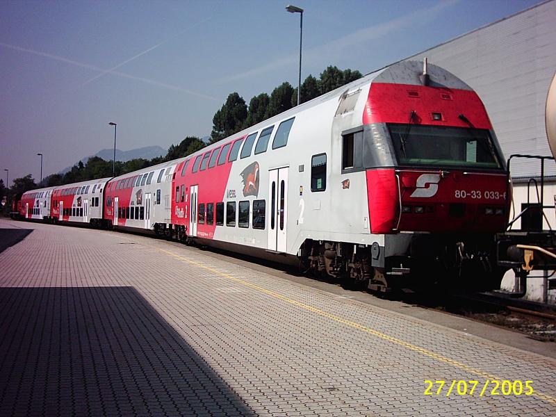 Eine 4-teilige Zuggarnitur der  Wiesel  am 27.7.2005 im Bhf Bludenz abgestellt. Als Zuglok ist derweil 2068 002 angekoppelt.