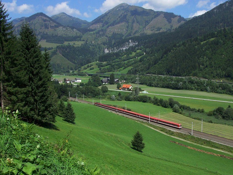 Eine 4010er-Garnitur als IC 515 Innsbruck-Graz bei Wald am Schoberpass (Obersteiermark). [07.08.08]