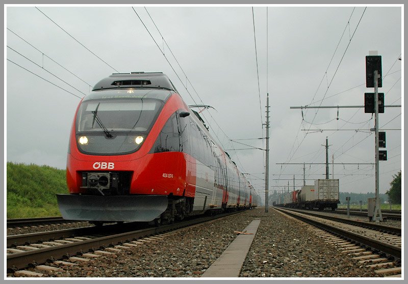 Eine 4024 Doppelgarnitur am 3.7.2006 als Regionalzug unterwegs kurz vor dem Bahnhof Kalsdorf.