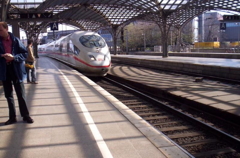 Eine 403 auf dem ICE 600 aus Basel SBb nach Dortmund hat am 03.04.2005 Ankunft im Klner Hbf.