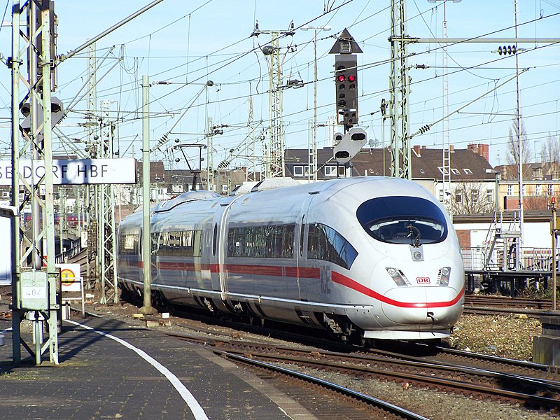 Eine 403(ICE3) beschleunigt aus dem Dsseldorfer Hbf herraus in Richtung Duisburg, Essen. Februar 2008