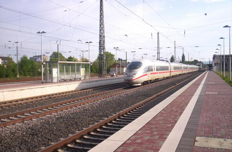 Eine 406  Kln  durchfhrt bei der fahrt von Brssel nach Frankfurt(Main) (ICE 14) den Bahnhof von Dren. Datum: 2.5.2005