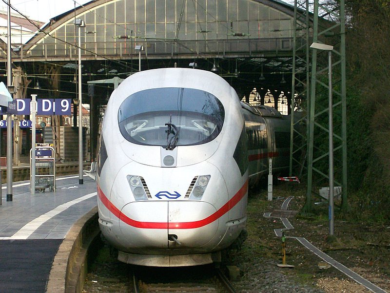 EIne 406 der Niederl�ndischen Eisenbahn steht als ICE 15 nach Frankfurt(Main) Hbf im Aachener Hbf. Januar 2007