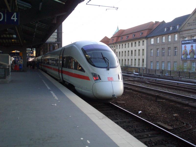 Eine 411er Einheit mach sich im Bahnhof Berlin Zoologischer Garten klar fr den sprint nach Hamburg. Aufgenommen am 19.4.2005