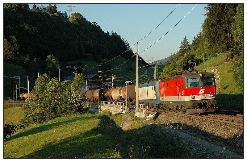 Eine der 412er Leistungen in sterreich: Durch die Schwere des Zuges nicht nur mit Nachschiebe, sondern auch mit 1044 046 als Vorspann. Dieser GZ fhrt von Salzburg ber Krnten nach Italien. Die Aufnahme entstand nach Loifarn auf der Tauern Nordrampe.