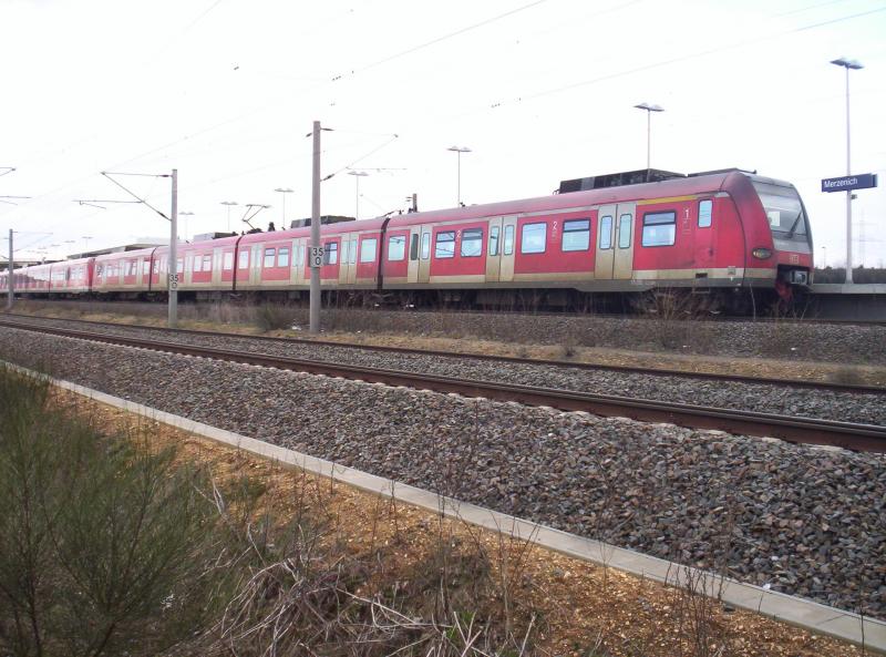 Eine 423 Doppeltraktion steht zur Weiterfahrt nach Dren als S12 in Merzenich bereit. Aufnahme am 03.04.2006