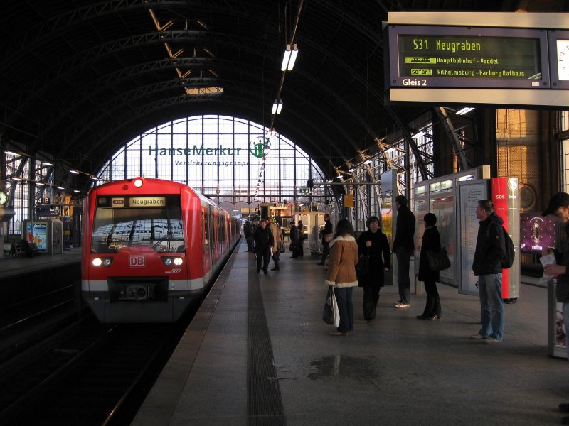 Eine 474 DT bei der Einfahrt als S31 nach Neugraben in Hamburg-Dammtor am 31.03.09.