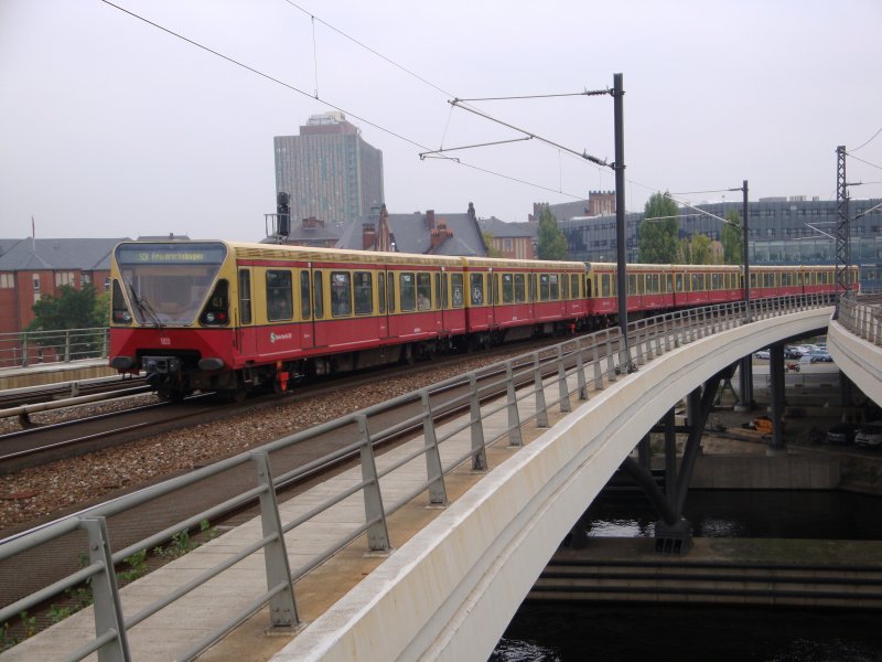 Eine 480 f�hrt als S-Bahn Richtung Friedrichshagen aus Berlin Hauptbahnhof aus. 22.10.09