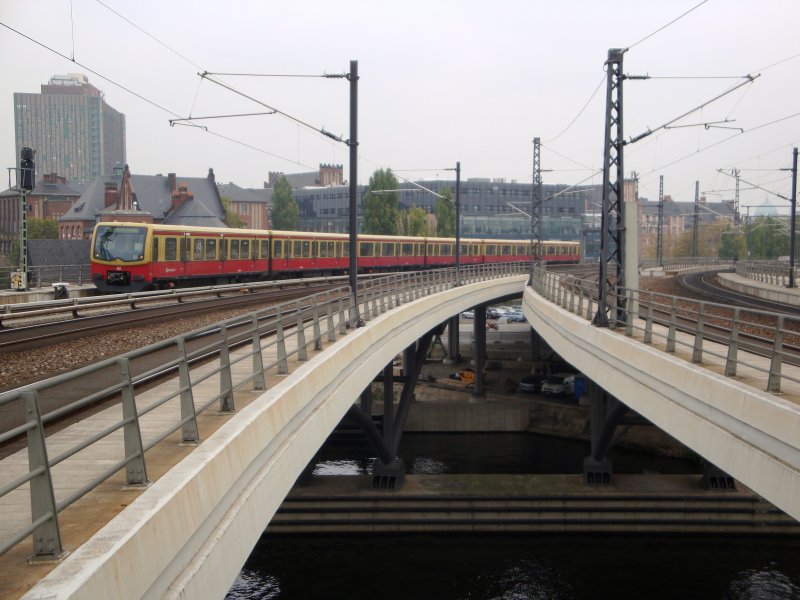 Eine 481 fhrt als S3 Richtung Olympiastadion in Berlin Hauptbahnhof ein. 22.10.09