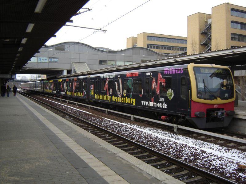 Eine 481er der Berliner S-Bahn mit Werbung.