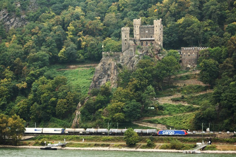 Eine 482 der SBB Cargo unterwegs mit einem kurzen gemischten Gterzug in Richutng Koblenz unterhalb der Burg Reichenstein, 10.09.09
