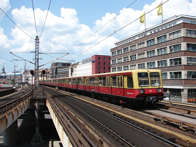 Eine 485er Einheit bei der Einfahrt in den Bahnhof Berlin Alexanderplatz. (08.06.08)