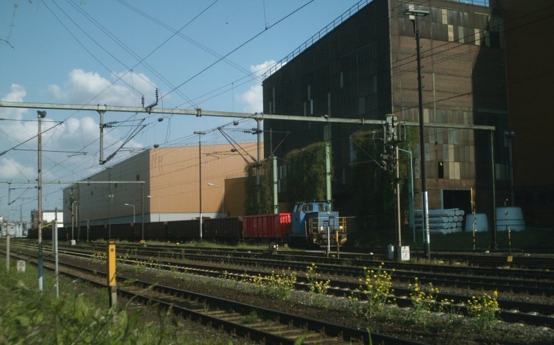 Eine 500er zieht einen Eaos-Leerzug vom Peiner Gterbahnhof
zum Peiner Hafen. Dort wird von Binnenschiffen Schrott fr
das Peiner Trgerwerk zu Verarbeitung zu Trgern aufgenommen.
05.05.2008
