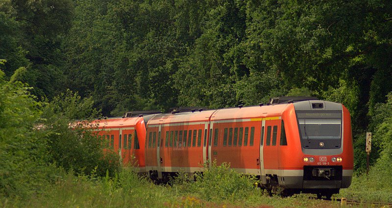 Eine 612er Doppeleinheit erreicht soeben mit einem Regionalexpress aus Karlsruhe nach Mainz den Windener Bahnhof. 15.06.08