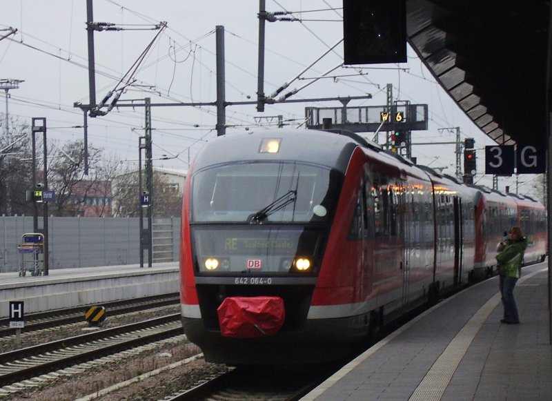 eine 642 Doppeltraktion als Regionalexpress von Erfurt Hbf nach Saalfeld (Saale), 22.11.2007, Erfurt Hbf 
