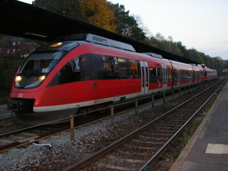 Eine 644er-Garnitur als RB 25 (Oberbergische Bahn) Overath - Kln Hansaring am 29.10.05 in Rsrath.