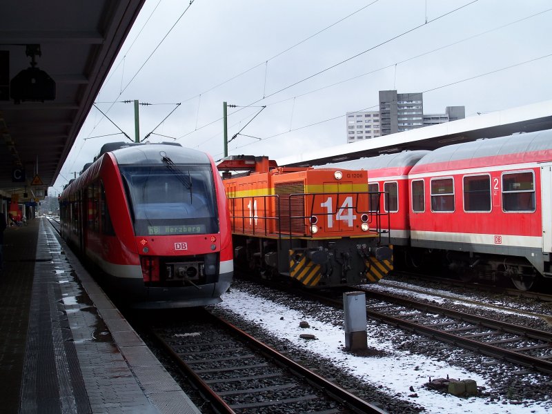 eine 648 bei Halt in Braunschweig Hbf und eine Seco Rail LOk daneben am 18.3.2008
