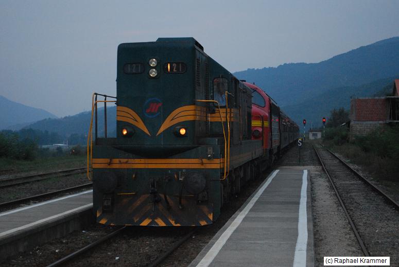 Eine 661 der Serbischen Staatsbahn zieht am Abend des 23.08.09 einen Sonderzug der IG Bahntouristik mit der STRABAG (Eichholz) V170 1125 aus Richtung Belgrad kommend in den kosovarischen Grenzbahnhof Lesak. Im serbisch dominierten Nordbereich des Kosovo hat die Serbische Eisenbahn den Bahnbetrieb wieder bernommen, als die UNO diesen eigentlich an die Kosovo Railways bergeben hatte. Aus diesem Grund durfte der Zug auch nur bis Zvecan fahren, von wo aus die Fahrgste 3km mit dem Bus nach Sd-Mitrovica fahren mussten. Dort wurden sie dann von der Kosovo Railways nach Fushe Kosove / Kosovo Polje bei Pristina weitergefahren. Die Bahngesellschaften bernehmen voneinander keine Zge.