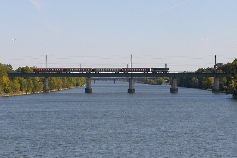 Eine 753 berquert bei Wien Lobau die neue Donau. Aufgenommen am 13.10.2007.