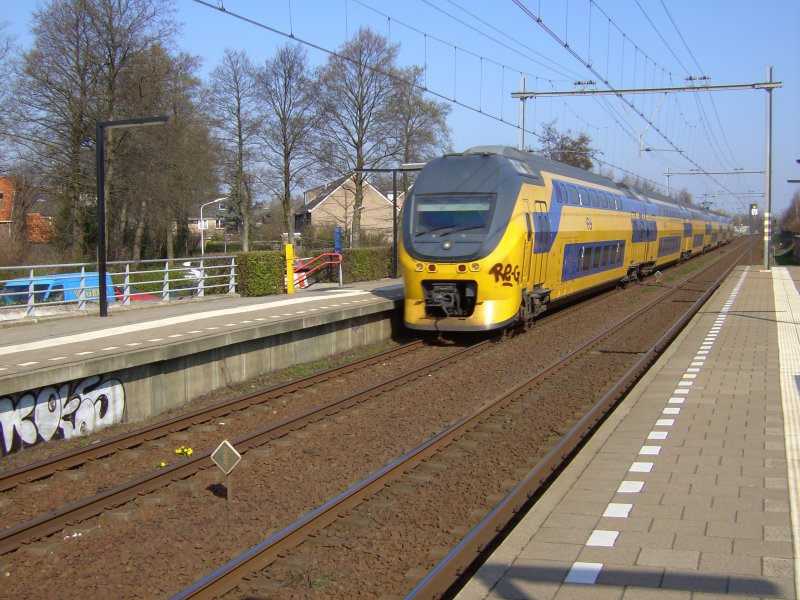 Eine 8400-Einheit auf dem Weg von Haarlem nach Leiden im Bahnhof Voorhout (April 2007)