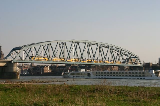 Eine 8400-Einheit auf der Rheinbrck in Nijmengen. Die M/S  Swiss Corona  nhert sich den Rheinterassen und wird in wenigen Augenblicken vor dem Casino anlegen; 01.04.2007