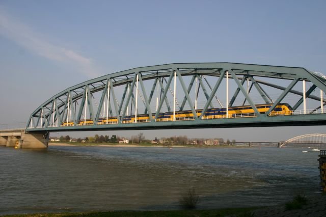 Eine 8400-Einheit auf der Rheinbr�cke in Nijmengen; 31.03.2007