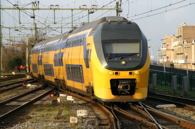 Eine 8400-Einheit fhrt aus Richtung Anrheim kommend in Nijmegen ein; 10.03.2007
