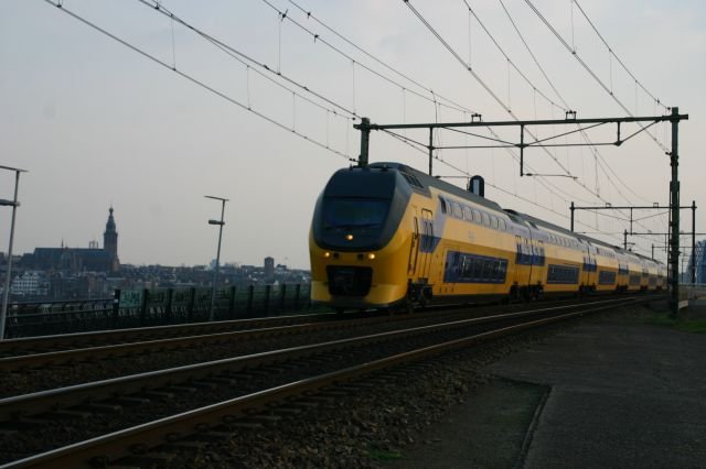 Eine 8400-Einheit kurz nach der �berquerung der Rheinbr�cke von Nijmengen: 31.03.2007