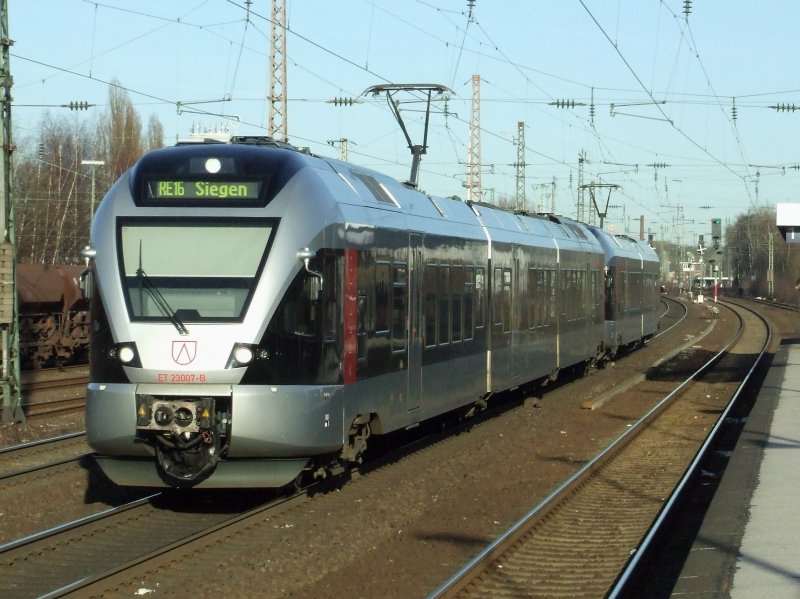 Eine Abellio Doppelgarnitur fhrt als RE16 nach Siegen kurz vor Bochum Hbf. (BO-Ehrenfeld, 08.02.2008)