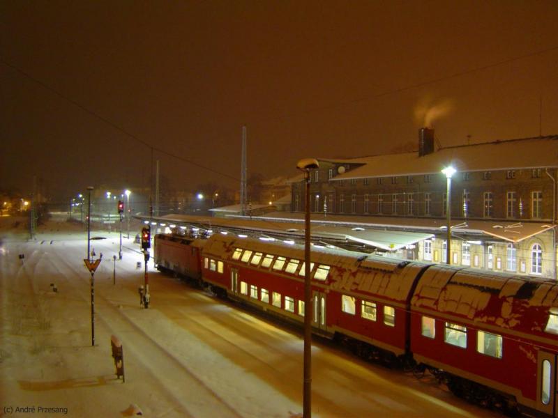 Eine abgestellte Regionalbahn mit einer unbekannten 143 im Greifswalder Hauptbahnhof. Man knnte denken, es sei Heiliger Abend, so idyllisch eingeschneit, wie der Bahnhof hier zu sehen ist. (02.03.2005, 3:41 Uhr)