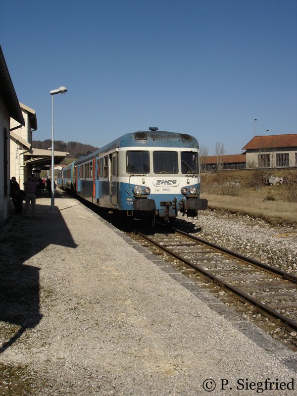 Eine Abschiedsfahrt fr die X 2800 wurde vom ABFC zwischen Besanon und Morteau organisiert.

Hier auf der Rckfahrt bei einem Fotohalt in Gilley am 18.2.2007.