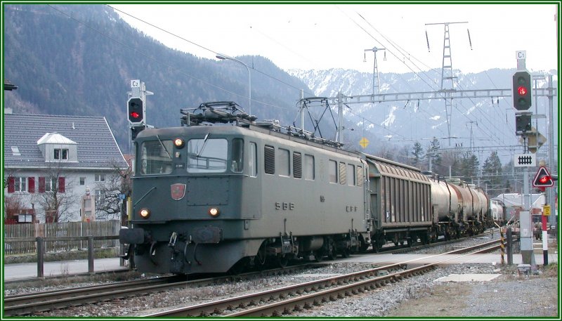 Eine Ae 6/6 fhrt mit Gterlast aus dem Anschlussgleis der Ems Chemie auf das Dreischienengleis in Domat/Ems. Bis Chur bentzt der Normalspurzug das rechte Gleis, denn nur dieses ist mit einer dritten Schiene ausgestattet. (11.01.2007)