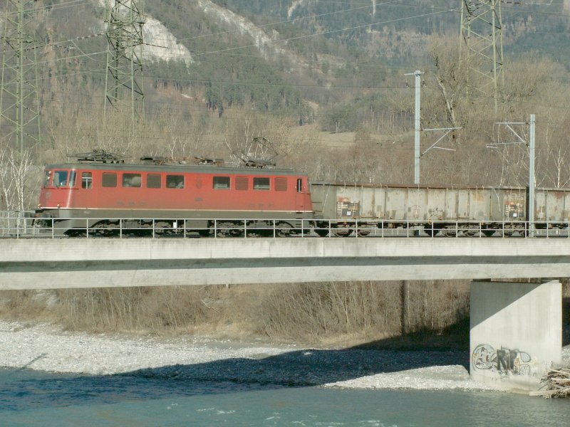 Eine Ae 6/6 vor einem Gterzug am 09.02.07 auf der Rheinbrcke bei Bad Ragaz.Das seitliche Kantonswappen fehlt!