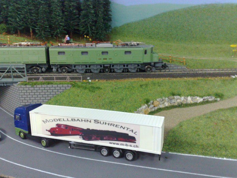 Eine Ae 8/14 und ein Selbstgebauter LKW auf unserem kleinen Diorama im Klublokal in Reitnau des Modell Bahn Suhrental's