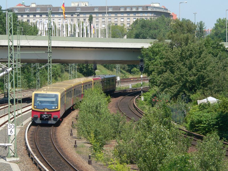Eine hnliche Pespektive wie die Ringbahn vor dem ICC. Hier stehe ich etwas weiter westlich und etwas hher. Die S-Bahn fhrt gerade im Bahnhof Westkreuz ein. 10.6.2007