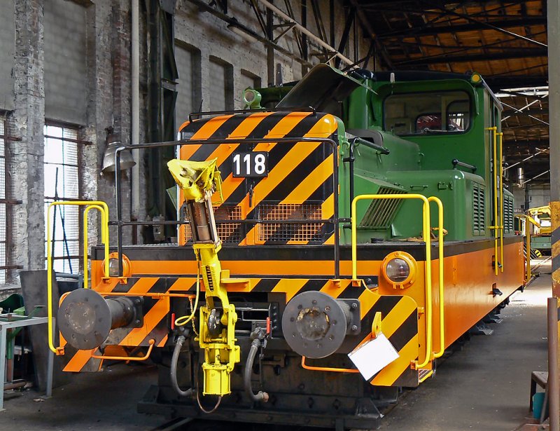 eine ltere E-Lok mit Hilfsdiesel der E&H Duisburg, EH-118 steht im Rheinischen Industriebahnmuseum im ehem. BW Kln-Nippes
